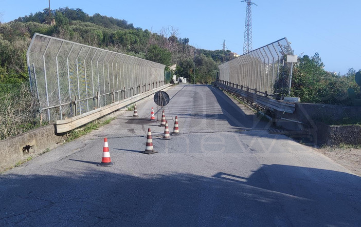 Pietra, si apre una buca nel cavalcavia sopra la A10: traffico aperto a senso unico alternato Pietra, si apre una buca nel cavalcavia sopra la A10: traffico aperto a senso unico alternato
