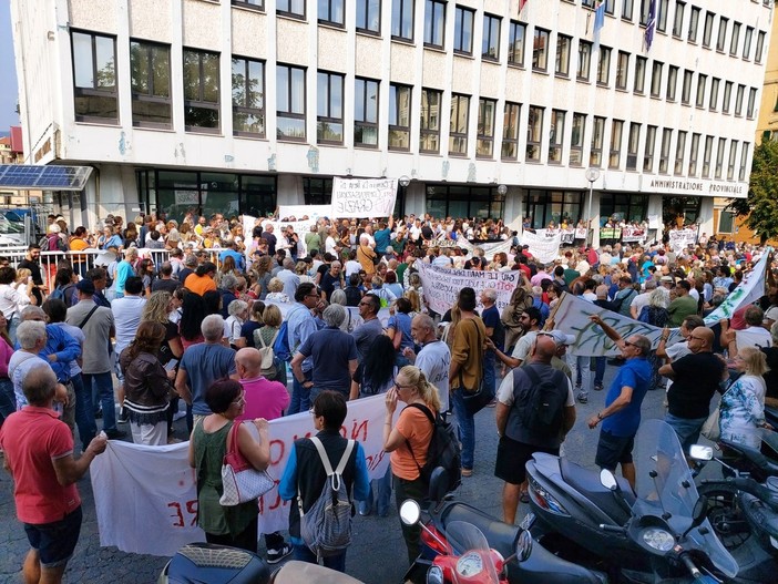 Domiciliari al presidente Toti, il gruppo "Fermiamo il mostro": "Ha sempre privilegiato i poteri forti rispetto ai cittadini" Domiciliari al presidente Toti, il gruppo "Fermiamo il mostro": "Ha sempre privilegiato i poteri forti rispetto ai cittadini"