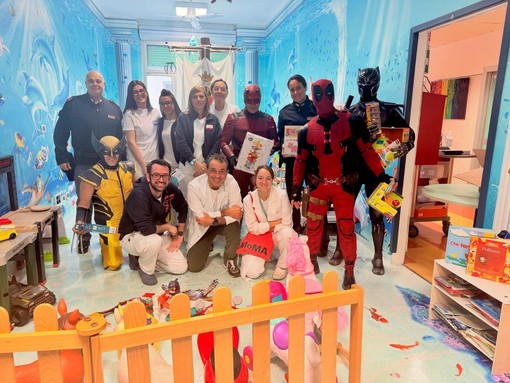 Savona, Polizia di Stato e Supereroi consegnano i doni ai piccoli pazienti della Pediatria del Gaslini diffuso al San Paolo