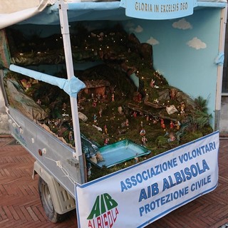 Albisola, per le vie della città un presepe itinerante sul carrello della Protezione Civile
