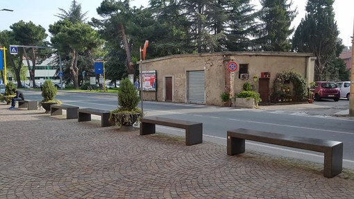 Carcare, sostituite le vecchie panchine in marmo di fronte al Liceo Calasanzio Carcare, sostituite le vecchie panchine in marmo di fronte al Liceo Calasanzio