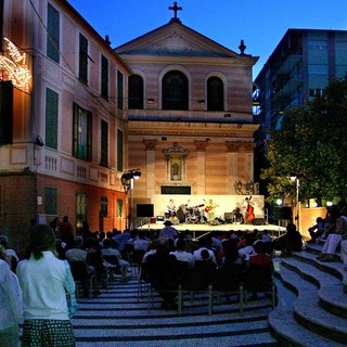 Albissola, caso applausi rumorosi in piazza della Concordia, condannato il Comune in primo grado