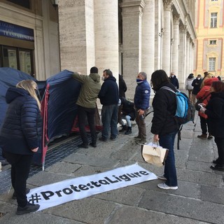 Il gruppo 'Protesta Ligure' s'incatena davanti alla Regione Liguria: "Siamo disperati, dobbiamo lavorare, dateci udienza"