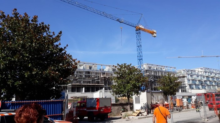 Albenga, mediazione a buon fine nel cantiere di via Patrioti: dopo 6 ore gli operai scendono dalla gru Albenga, mediazione a buon fine nel cantiere di via Patrioti: dopo 6 ore gli operai scendono dalla gru