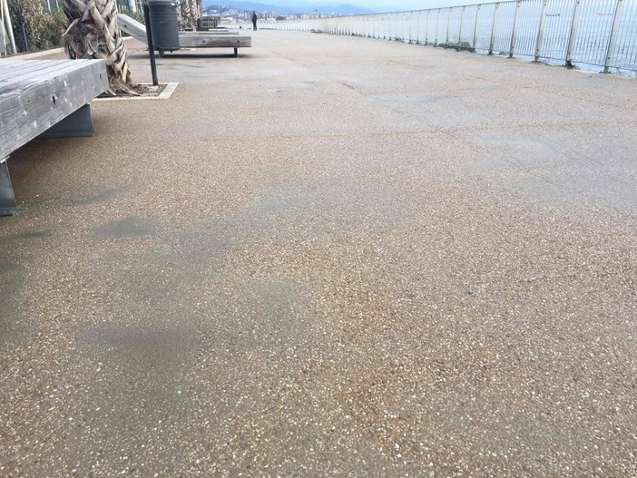 Savona, proseguono i lavori di pulizia della passeggiata di Zinola