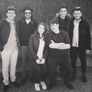 Nella foto, due componenti dei Pinguini Tattici Nucleari con in rappresentanti di istituto Lorenzo Brusco, Ludovica Marino, Jacopo Badino e Alessio Perrone Nella foto, due componenti dei Pinguini Tattici Nucleari con in rappresentanti di istituto Lorenzo Brusco, Ludovica Marino, Jacopo Badino e Alessio Perrone