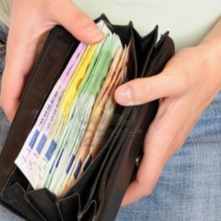 Albenga, agente della Municipale trova e restituisce un portafoglio con 1000 euro