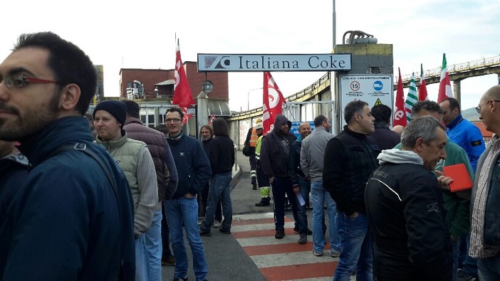 Camion bloccati e cancelli chiusi: presidio e sciopero dei lavoratori all'Italiana Coke di Cairo