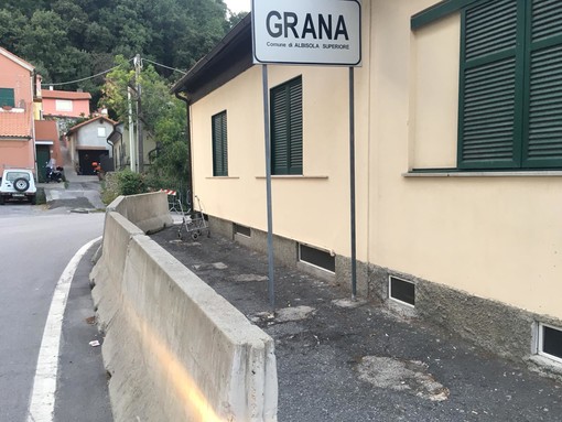 Albisola, marciapiede bloccato dagli spartitraffico a Grana, sindaco Orsi: "Attendiamo la fine del cantiere dell'Aurelia Bis"