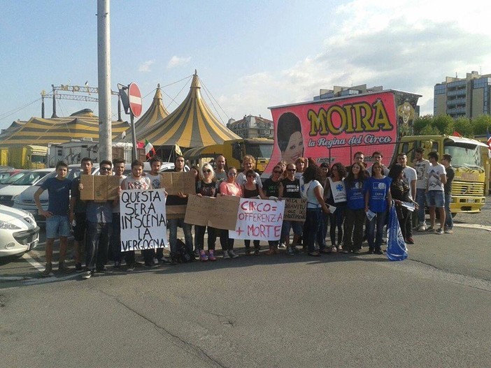A Savona protesta di animalisti e cittadini contro il circo