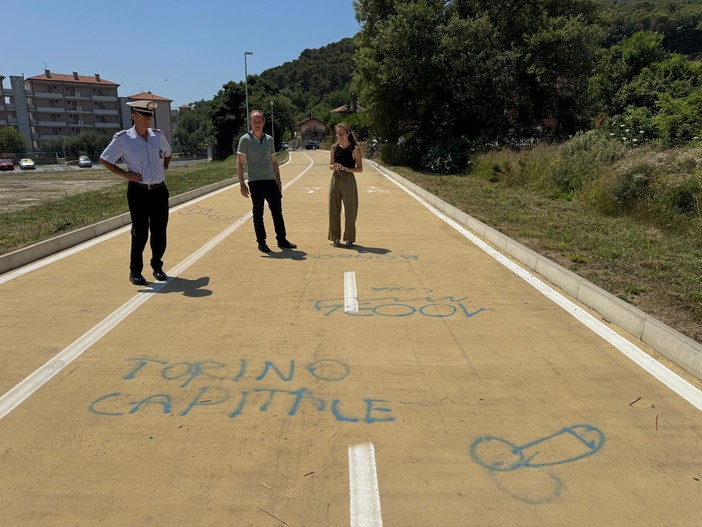 Andora, vandalizzata a poche ore dall’apertura la ciclopedonale, il sindaco: “Ricordo che è videosorvegliata”