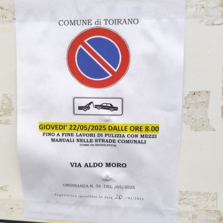 Toirano, mercato e pulizia strada insieme, in via Moro via 20 parcheggi. La consigliere Peroni: "Disagio evitabile per i residenti"