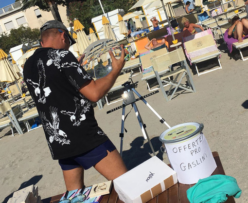 Successo per il "Pittore del Sole" sulle spiagge di Ceriale (FOTO)