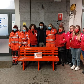 Savona, la Croce Bianca inaugura la panchina dell'alfabeto contro la violenza sulle donne (FOTO E VIDEO)