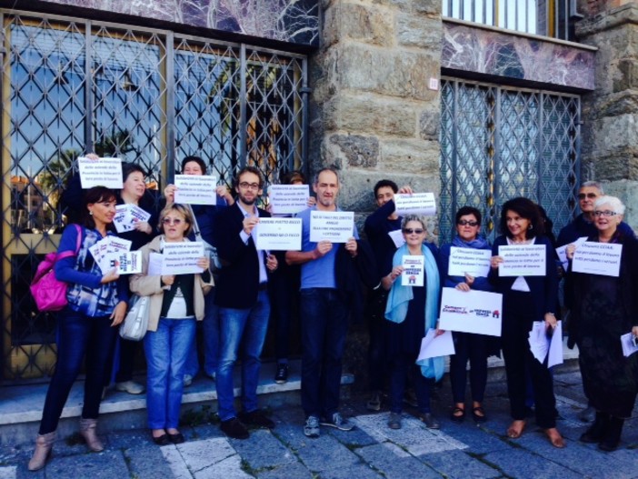 Savona, la Camera di Commercio in protesta: "Renzi ci vuole trasformare in scatole vuote" Savona, la Camera di Commercio in protesta: "Renzi ci vuole trasformare in scatole vuote"