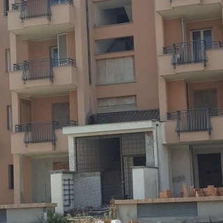 Albenga, la lettera di una cittadina: "Le palazzine continuano ad essere abitate"