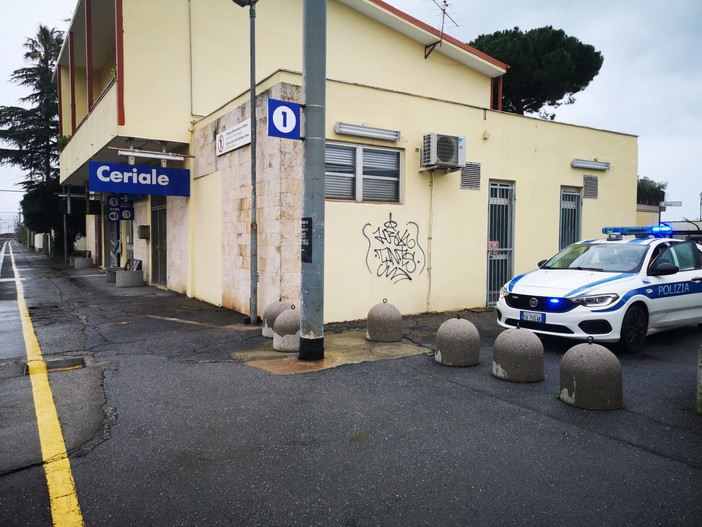 Sul treno senza biglietto resiste a pubblico ufficiale: denunciato dalla Polizia locale di Ceriale Sul treno senza biglietto resiste a pubblico ufficiale: denunciato dalla Polizia locale di Ceriale