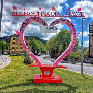 Calizzano, una panchina dell'amore rosa per abbracciare il Giro d'Italia