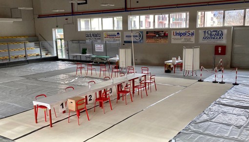 Millesimo, allestimenti completati al palazzetto dello sport: domani, 9 marzo, via alle vaccinazioni (FOTO)