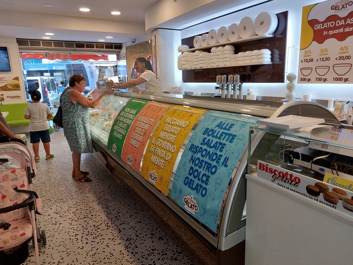 Savona, gelateria spegne frigoriferi e attrezzatura per protesta: "Mi è arrivata una bolletta a luglio da 15mila euro"
