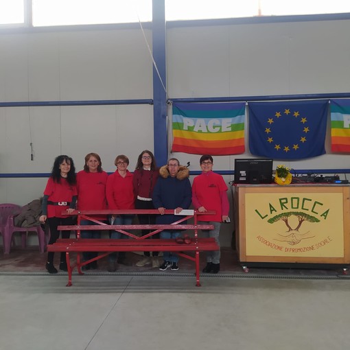 Festa della Donna, inaugurata una panchina rossa alla Rocca di Legino per le vittime di femminicidio (FOTO)