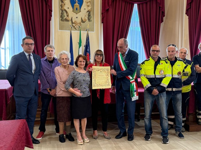 Alassio, una pergamena alla famiglia di Angelo Maccagno a ricordo del volontario  del Gruppo  Comunale di Protezione Civile per 50 anni