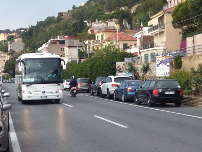 Continuano le "invasioni" di turisti low cost, un problema anche per il parcheggio dei pullman Continuano le "invasioni" di turisti low cost, un problema anche per il parcheggio dei pullman