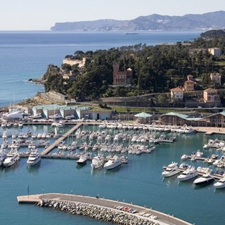 Scoppia un tombino durante il rifornimento di uno yacht: paura nel porto di Varazze