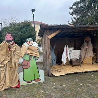Cengio, piazza Martiri Partigiani si accende con il presepe realizzato dalla Consulta Giovanile (FOTO)