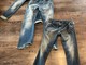 La Primavera-estate sboccia da Please: jeans, t-shirt e vestiti semplici ed eleganti per il mondo femminile