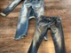 La Primavera-estate sboccia da Please: jeans, t-shirt e vestiti semplici ed eleganti per il mondo femminile La Primavera-estate sboccia da Please: jeans, t-shirt e vestiti semplici ed eleganti per il mondo femminile