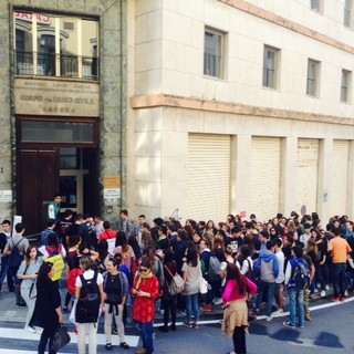 Liceo Classico Savona, protesta degli studenti contro le classi pollaio: "Abbandoniamo le aule per un profondo senso di responsabilità, per salvare il nostro diritto allo studio"