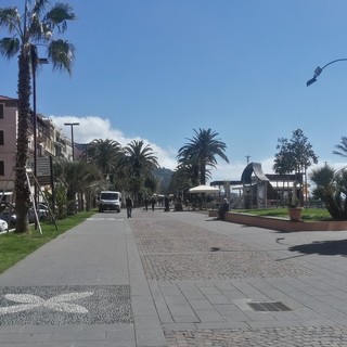 Nonna e nipotina avvicinate da malintenzionati, messi in fuga dall'intervento dei presenti Nonna e nipotina avvicinate da malintenzionati, messi in fuga dall'intervento dei presenti