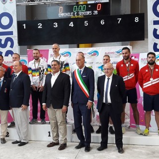 Il presidente Toti e il principe Alberto di Monaco al mondiale di bocce di Alassio: scambio di doni e premiazioni
