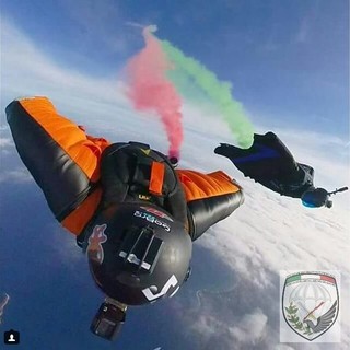 Il tricolore arriva dal cielo ad Albenga. Il 2 giugno lanci di paracadutisti e tute alari (FOTO e VIDEO) Il tricolore arriva dal cielo ad Albenga. Il 2 giugno lanci di paracadutisti e tute alari (FOTO e VIDEO)