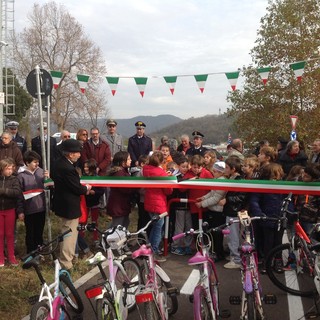 Inaugurazione della pista ciclabile di Cosseria: al taglio del nastro tanti bimbi in bici