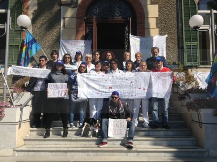 A Sanremo la protesta di alcuni lavoratori della Coop "Il Faggio"