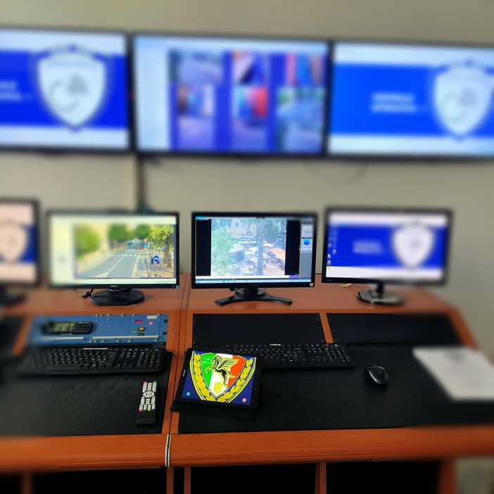 Albenga, auto urta monopattino e scappa: pirata della strada individuato dalla polizia locale Albenga, auto urta monopattino e scappa: pirata della strada individuato dalla polizia locale