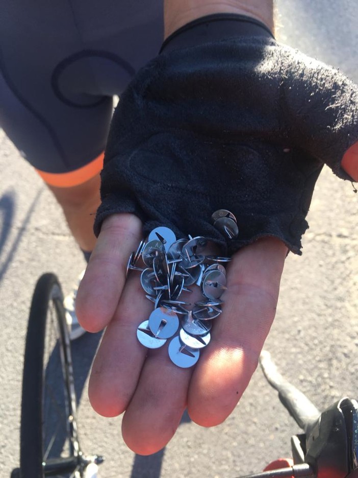Puntine sparse nella frazione albisolese di Ellera: atto vandalico contro i ciclisti? Puntine sparse nella frazione albisolese di Ellera: atto vandalico contro i ciclisti?