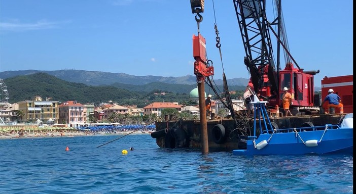Presepe degli Abissi delle Albisole: i primi pali piantati in mare (FOTO e VIDEO)