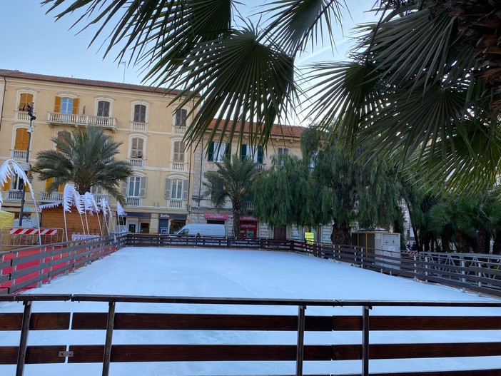 Albenga, apertura pista pattinaggio in piazza del Popolo. Passino: "Problemi di targhettatura, speriamo di poter aprire il prima possibile"