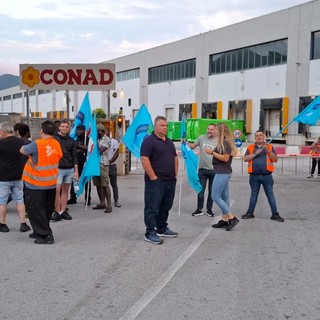 Sciopero dei lavoratori Geat, braccia incrociate davanti ai magazzini Conad a Quiliano Sciopero dei lavoratori Geat, braccia incrociate davanti ai magazzini Conad a Quiliano