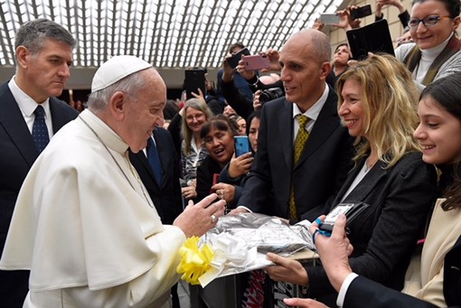 Albisola, gli assessori Sprio e Poggi ricevuti in Vaticano da Papa Francesco Albisola, gli assessori Sprio e Poggi ricevuti in Vaticano da Papa Francesco