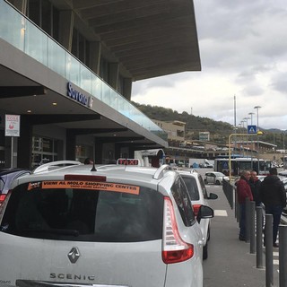 Savona, tassisti senza parcheggio occupano la strada: “Il Comune deve prendersi le proprie responsabilità”