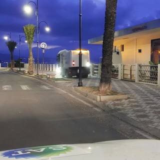 Albenga, pulizia straordinaria della passeggiata lungomare (FOTO)