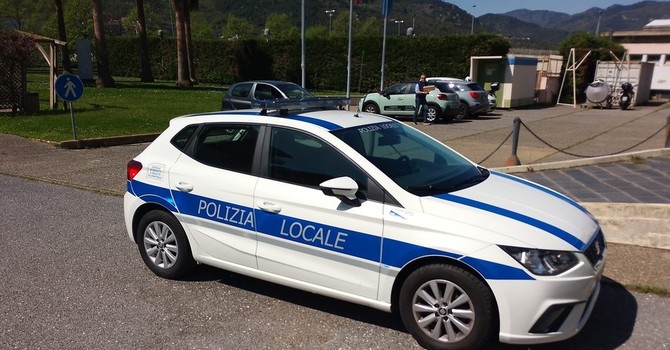 Mostra agli agenti un patente serba falsa durante un controllo, denunciato un uomo: usava diversi alias