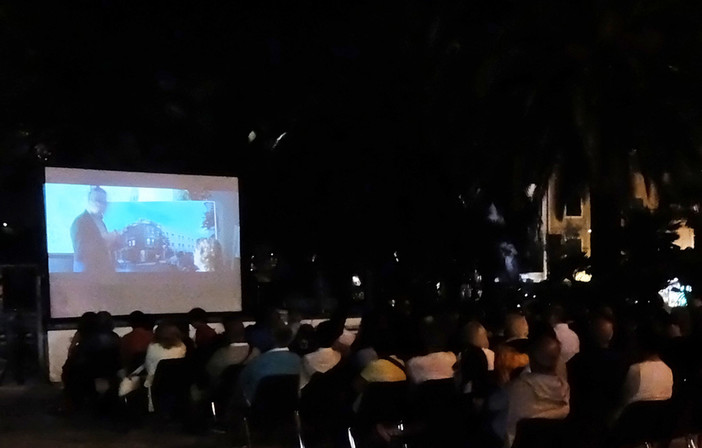 Celle, successo di pubblico per la terza serata del cinema all'aperto Celle, successo di pubblico per la terza serata del cinema all'aperto