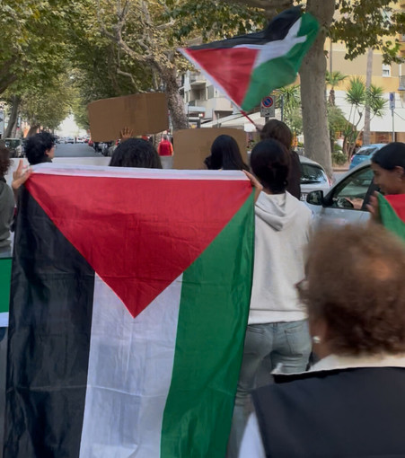 "Non possiamo distogliere lo sguardo": le voci del presidio ingauno per la Palestina "Non possiamo distogliere lo sguardo": le voci del presidio ingauno per la Palestina