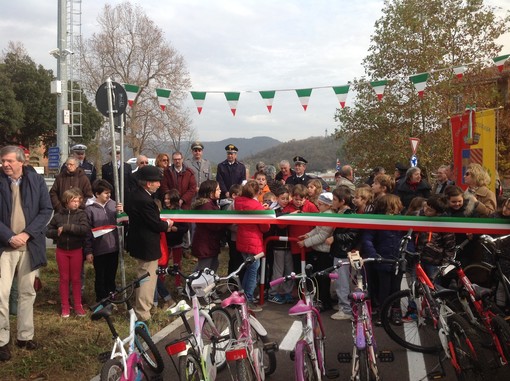 Inaugurazione della pista ciclabile di Cosseria: al taglio del nastro tanti bimbi in bici