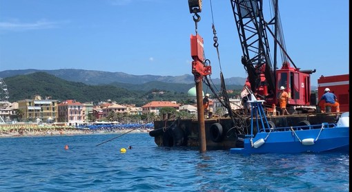 Presepe degli Abissi delle Albisole: i primi pali piantati in mare (FOTO e VIDEO)